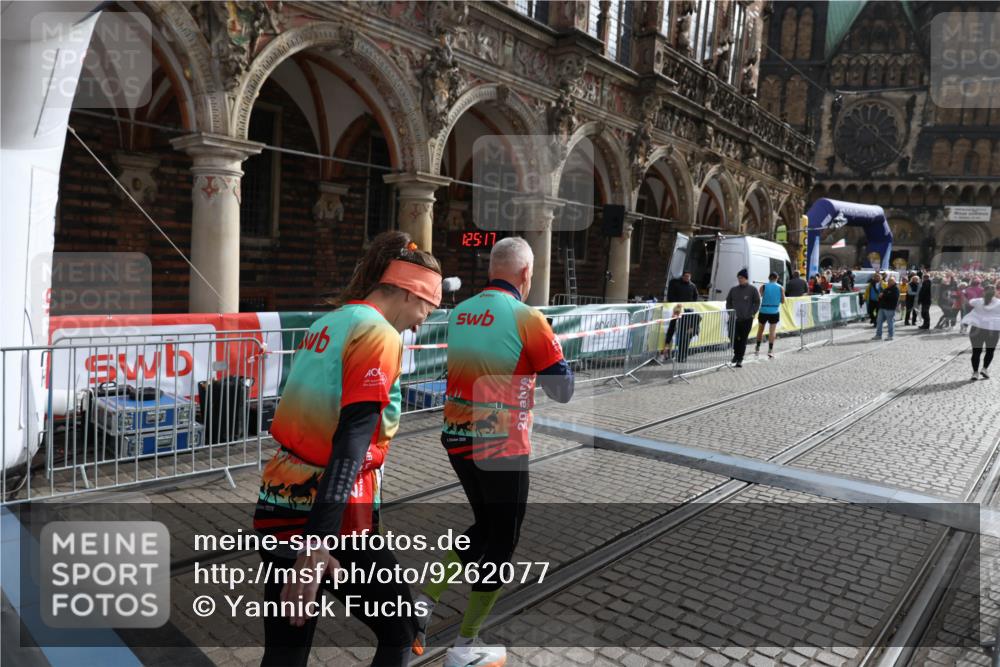 05.10.2025 - 20. swb-Marathon Bremen Yannick Fuchs http://msf.ph/oto/9262077 05.10.2025 11:21:13 Ziel 10361, 10362, 10913 meine-sportfotos.de