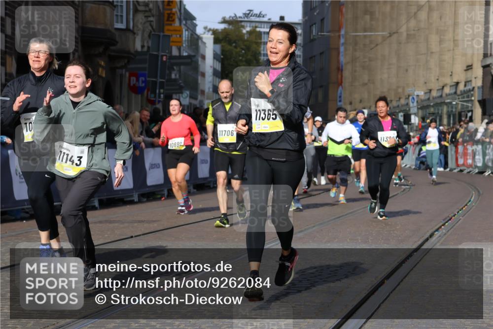 05.10.2025 - 20. swb-Marathon Bremen Strokosch-Dieckow http://msf.ph/oto/9262084 05.10.2025 11:06:32 Ziel 9178, 9357, 9619, 9998, 10239, 10699, 10732, 10912, 11027, 11143, 11270, 11324, 11365, 11605, 11706, 11721, 11746 meine-sportfotos.de