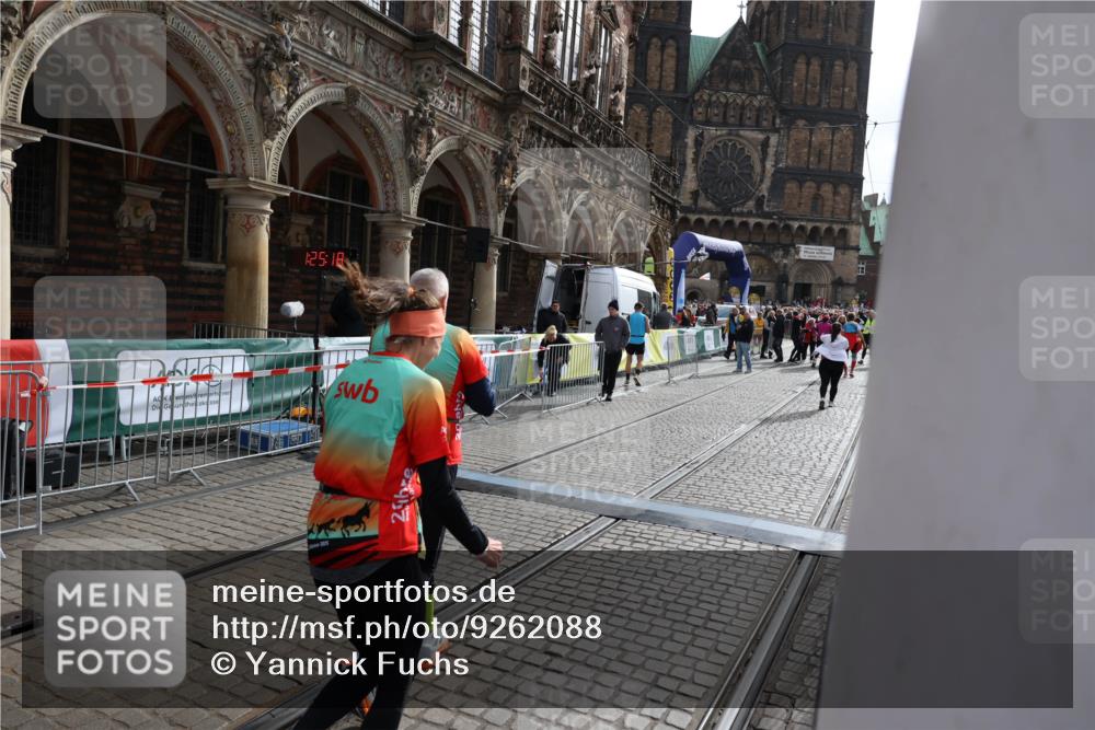 05.10.2025 - 20. swb-Marathon Bremen Yannick Fuchs http://msf.ph/oto/9262088 05.10.2025 11:21:13 Ziel 10361, 10362, 10913 meine-sportfotos.de