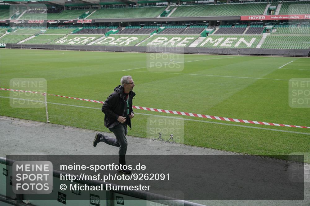 05.10.2025 - 20. swb-Marathon Bremen Michael Burmester http://msf.ph/oto/9262091 05.10.2025 11:24:44 Laufen im Stadion  meine-sportfotos.de