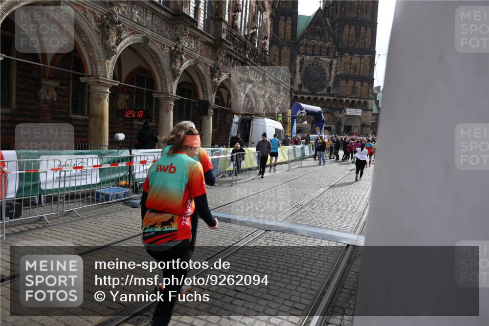 05.10.2025 - 20. swb-Marathon Bremen Yannick Fuchs http://msf.ph/oto/9262094 05.10.2025 11:21:14 Ziel 10361, 10362 meine-sportfotos.de