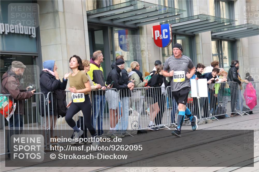 05.10.2025 - 20. swb-Marathon Bremen Strokosch-Dieckow http://msf.ph/oto/9262095 05.10.2025 11:02:15 Ziel 9331, 9360, 9468, 9516, 9647, 9707, 9802, 9839, 9841, 10033, 10093, 10129, 10194, 10510, 10530, 10595, 10598, 10615, 10803, 10804, 10825, 10826, 10982, 10983, 11024, 11110, 11160, 11537, 11538, 11711, 9331, 9360, 9468, 9516, 9647, 9707, 9802, 9839, 9841, 10033, 10093, 10129, 10194, 10510, 10530, 10595, 10598, 10615, 10803, 10804, 10825, 10826, 10982, 10983, 11024, 11110, 11160, 11537 meine-sportfotos.de