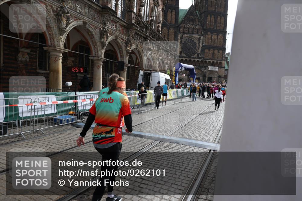 05.10.2025 - 20. swb-Marathon Bremen Yannick Fuchs http://msf.ph/oto/9262101 05.10.2025 11:21:14 Ziel 10361, 10362 meine-sportfotos.de