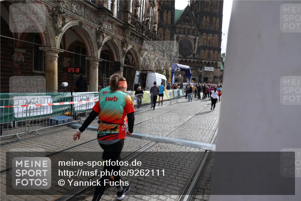 05.10.2025 - 20. swb-Marathon Bremen Yannick Fuchs http://msf.ph/oto/9262111 05.10.2025 11:21:14 Ziel 10361, 10362 meine-sportfotos.de