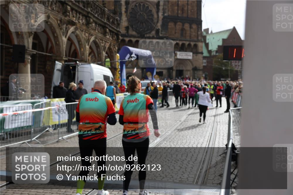 05.10.2025 - 20. swb-Marathon Bremen Yannick Fuchs http://msf.ph/oto/9262123 05.10.2025 11:21:15 Ziel 10361, 10362 meine-sportfotos.de