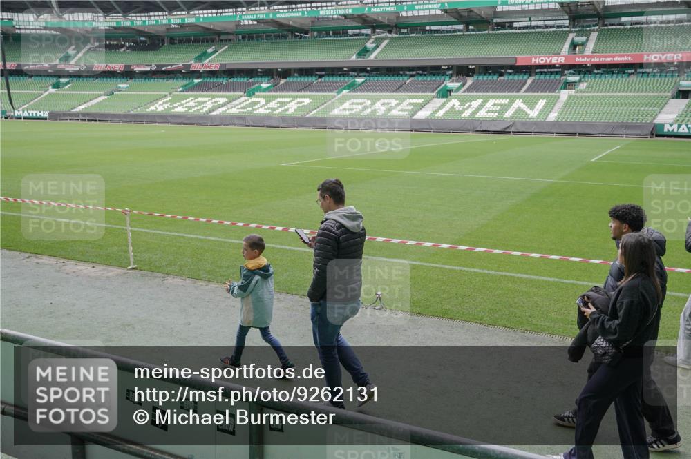 05.10.2025 - 20. swb-Marathon Bremen Michael Burmester http://msf.ph/oto/9262131 05.10.2025 11:29:06 Laufen im Stadion  meine-sportfotos.de