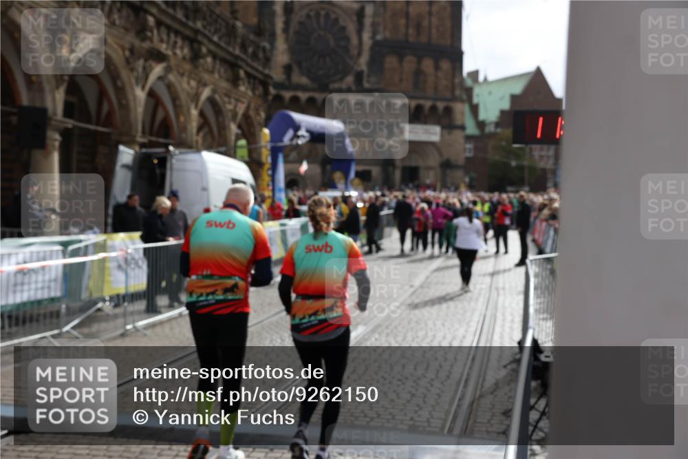 05.10.2025 - 20. swb-Marathon Bremen Yannick Fuchs http://msf.ph/oto/9262150 05.10.2025 11:21:15 Ziel 10361, 10362 meine-sportfotos.de