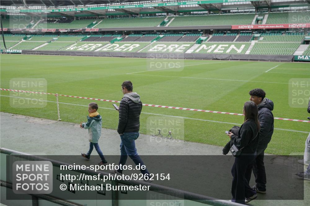 05.10.2025 - 20. swb-Marathon Bremen Michael Burmester http://msf.ph/oto/9262154 05.10.2025 11:29:07 Laufen im Stadion  meine-sportfotos.de