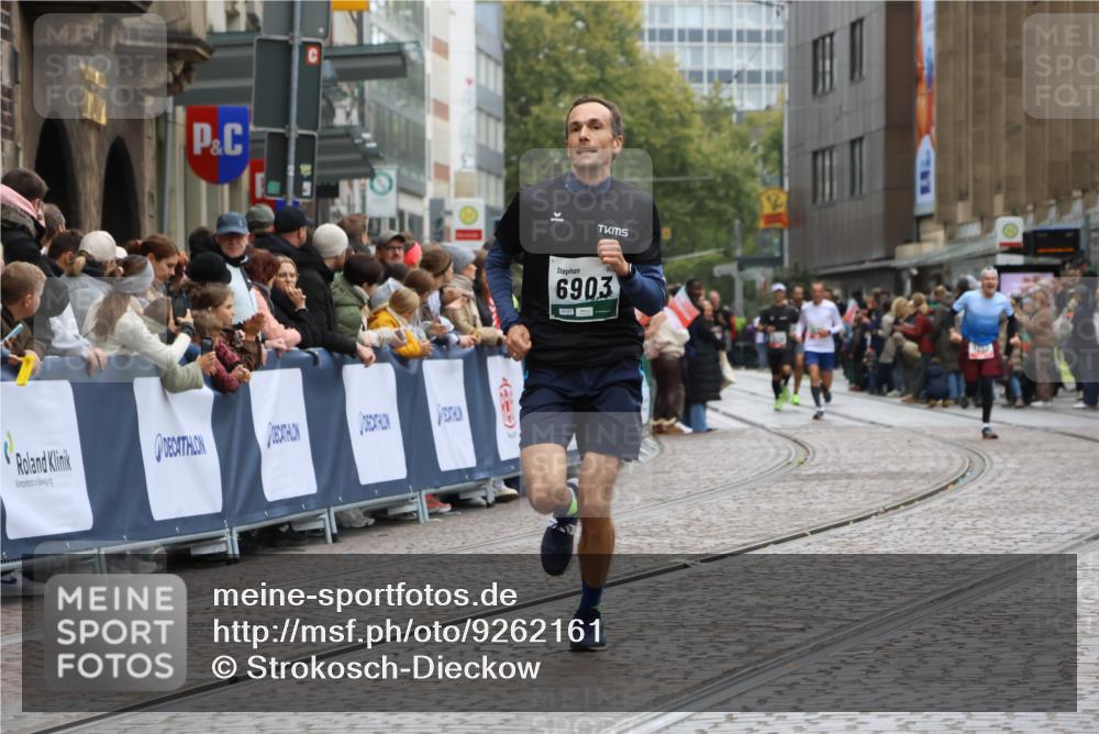 05.10.2025 - 20. swb-Marathon Bremen Strokosch-Dieckow http://msf.ph/oto/9262161 05.10.2025 12:57:59 Ziel 6903 meine-sportfotos.de