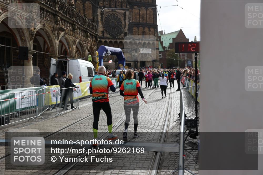 05.10.2025 - 20. swb-Marathon Bremen Yannick Fuchs http://msf.ph/oto/9262169 05.10.2025 11:21:16 Ziel 10361, 10362 meine-sportfotos.de