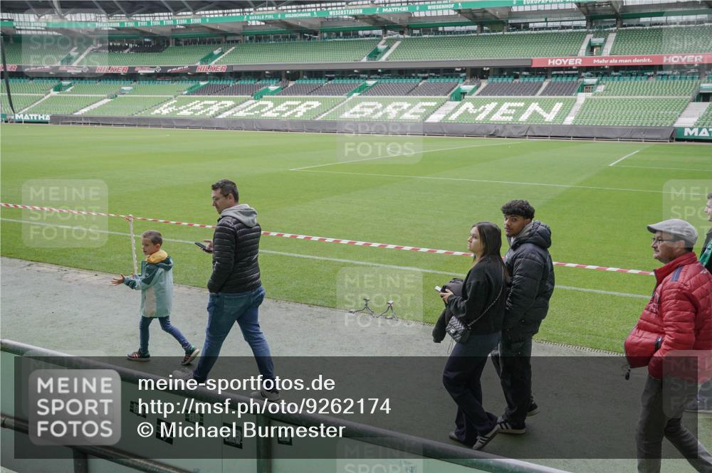 05.10.2025 - 20. swb-Marathon Bremen Michael Burmester http://msf.ph/oto/9262174 05.10.2025 11:29:07 Laufen im Stadion  meine-sportfotos.de