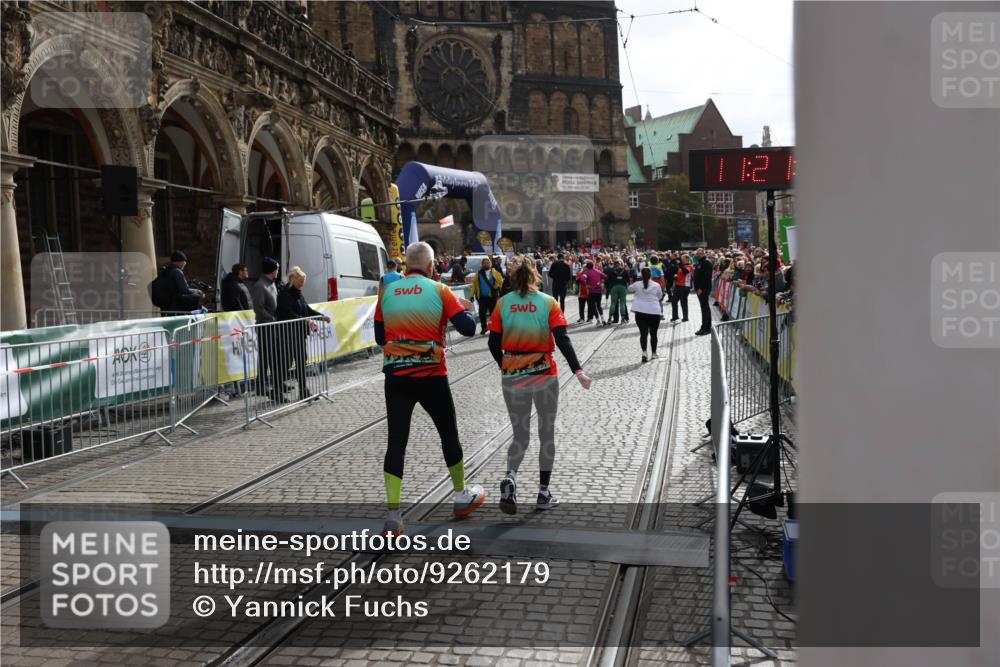05.10.2025 - 20. swb-Marathon Bremen Yannick Fuchs http://msf.ph/oto/9262179 05.10.2025 11:21:16 Ziel 10361, 10362 meine-sportfotos.de