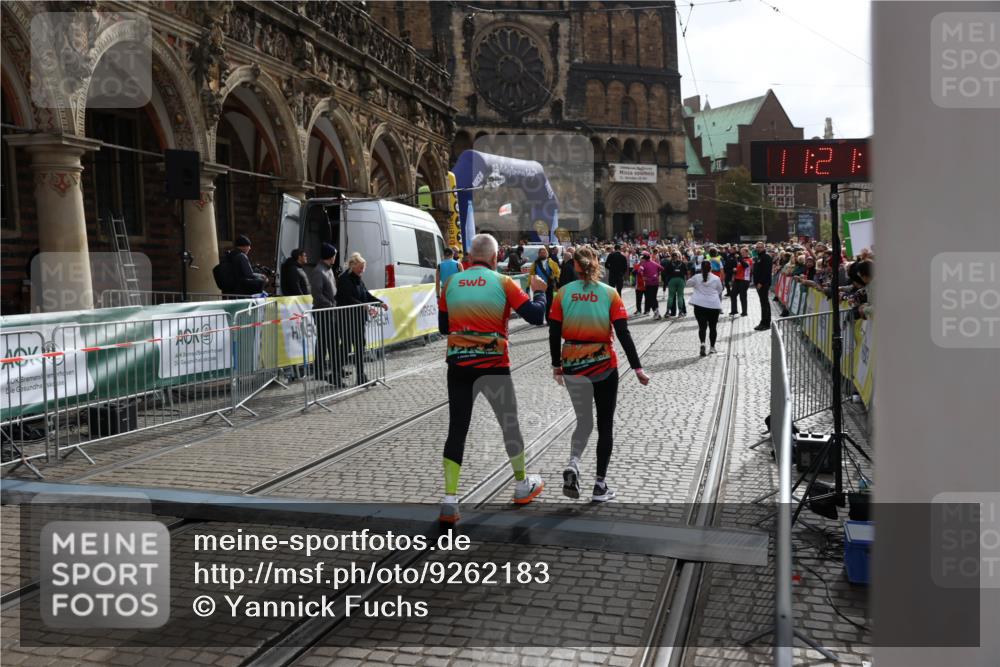 05.10.2025 - 20. swb-Marathon Bremen Yannick Fuchs http://msf.ph/oto/9262183 05.10.2025 11:21:16 Ziel 10361, 10362 meine-sportfotos.de