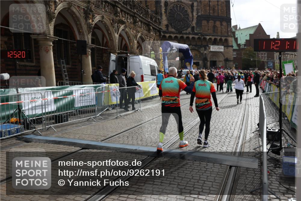 05.10.2025 - 20. swb-Marathon Bremen Yannick Fuchs http://msf.ph/oto/9262191 05.10.2025 11:21:16 Ziel 10361, 10362 meine-sportfotos.de