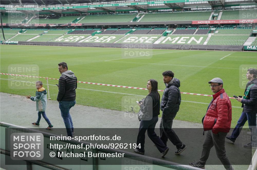 05.10.2025 - 20. swb-Marathon Bremen Michael Burmester http://msf.ph/oto/9262194 05.10.2025 11:29:08 Laufen im Stadion  meine-sportfotos.de