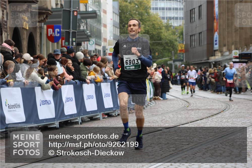 05.10.2025 - 20. swb-Marathon Bremen Strokosch-Dieckow http://msf.ph/oto/9262199 05.10.2025 12:57:59 Ziel 6903 meine-sportfotos.de