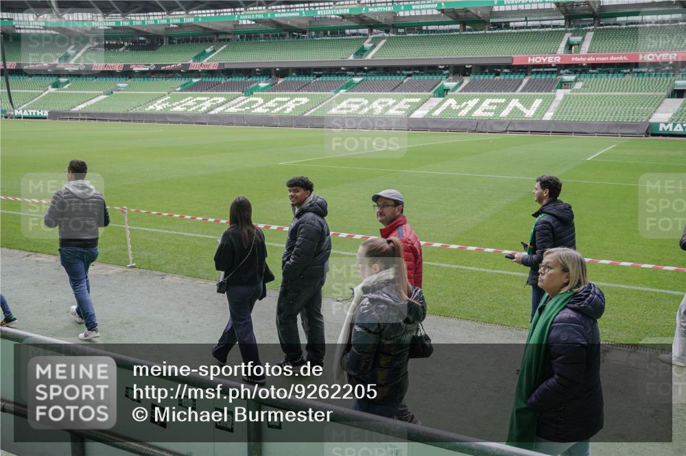05.10.2025 - 20. swb-Marathon Bremen Michael Burmester http://msf.ph/oto/9262205 05.10.2025 11:29:09 Laufen im Stadion  meine-sportfotos.de