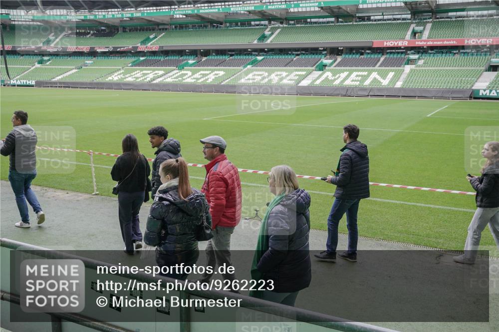 05.10.2025 - 20. swb-Marathon Bremen Michael Burmester http://msf.ph/oto/9262223 05.10.2025 11:29:10 Laufen im Stadion  meine-sportfotos.de
