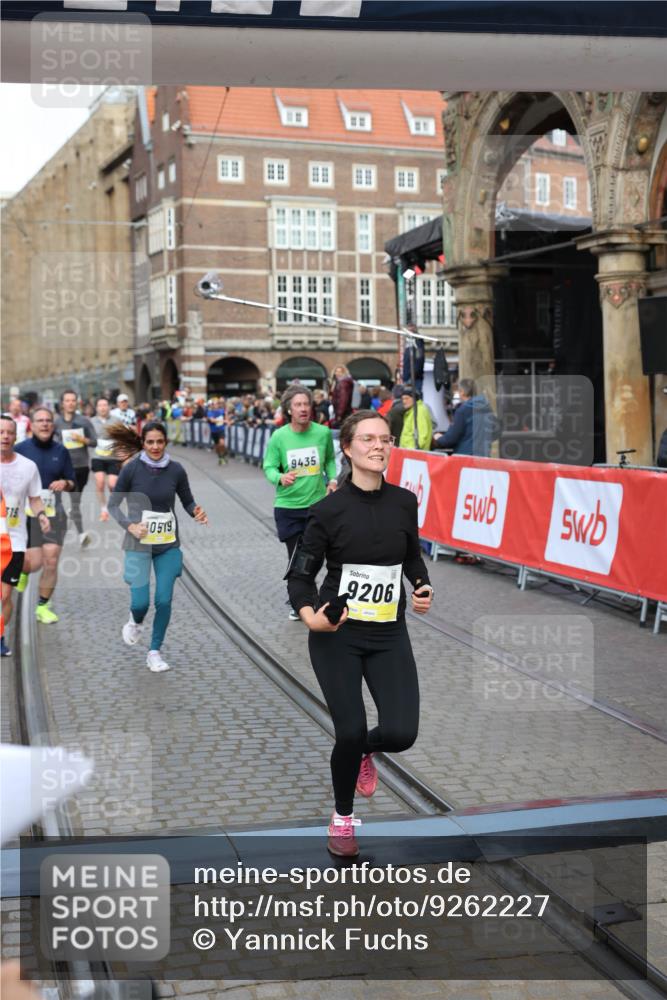 05.10.2025 - 20. swb-Marathon Bremen Yannick Fuchs http://msf.ph/oto/9262227 05.10.2025 10:49:30 Ziel 9206, 9435, 9555, 9708, 10118, 10519, 10673, 10715, 10735, 11319, 11598, 11672 meine-sportfotos.de