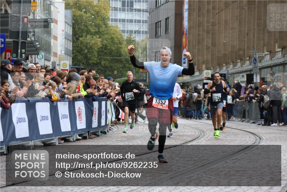 05.10.2025 - 20. swb-Marathon Bremen Strokosch-Dieckow http://msf.ph/oto/9262235 05.10.2025 12:58:07 Ziel 383, 1352, 1520, 3294, 5231 meine-sportfotos.de