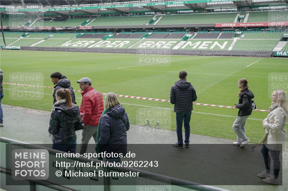 05.10.2025 - 20. swb-Marathon Bremen Michael Burmester http://msf.ph/oto/9262243 05.10.2025 11:29:11 Laufen im Stadion  meine-sportfotos.de