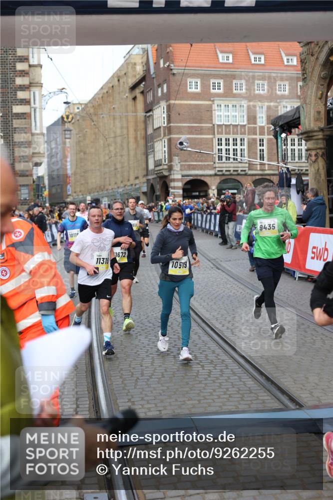05.10.2025 - 20. swb-Marathon Bremen Yannick Fuchs http://msf.ph/oto/9262255 05.10.2025 10:49:30 Ziel 9206, 9435, 9555, 9708, 10118, 10519, 10673, 10715, 10735, 11319, 11598, 11672 meine-sportfotos.de