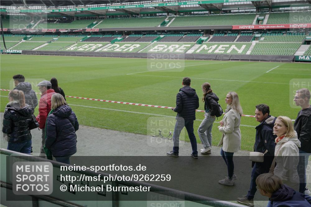 05.10.2025 - 20. swb-Marathon Bremen Michael Burmester http://msf.ph/oto/9262259 05.10.2025 11:29:12 Laufen im Stadion  meine-sportfotos.de
