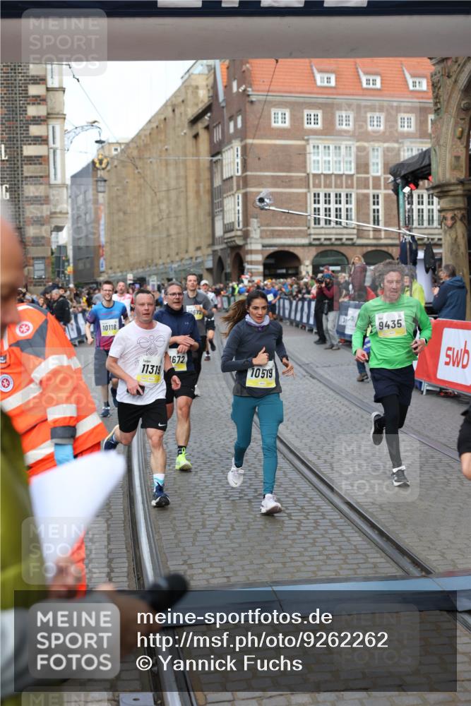 05.10.2025 - 20. swb-Marathon Bremen Yannick Fuchs http://msf.ph/oto/9262262 05.10.2025 10:49:30 Ziel 9206, 9435, 9555, 9708, 10118, 10519, 10673, 10715, 10735, 11319, 11598, 11672 meine-sportfotos.de