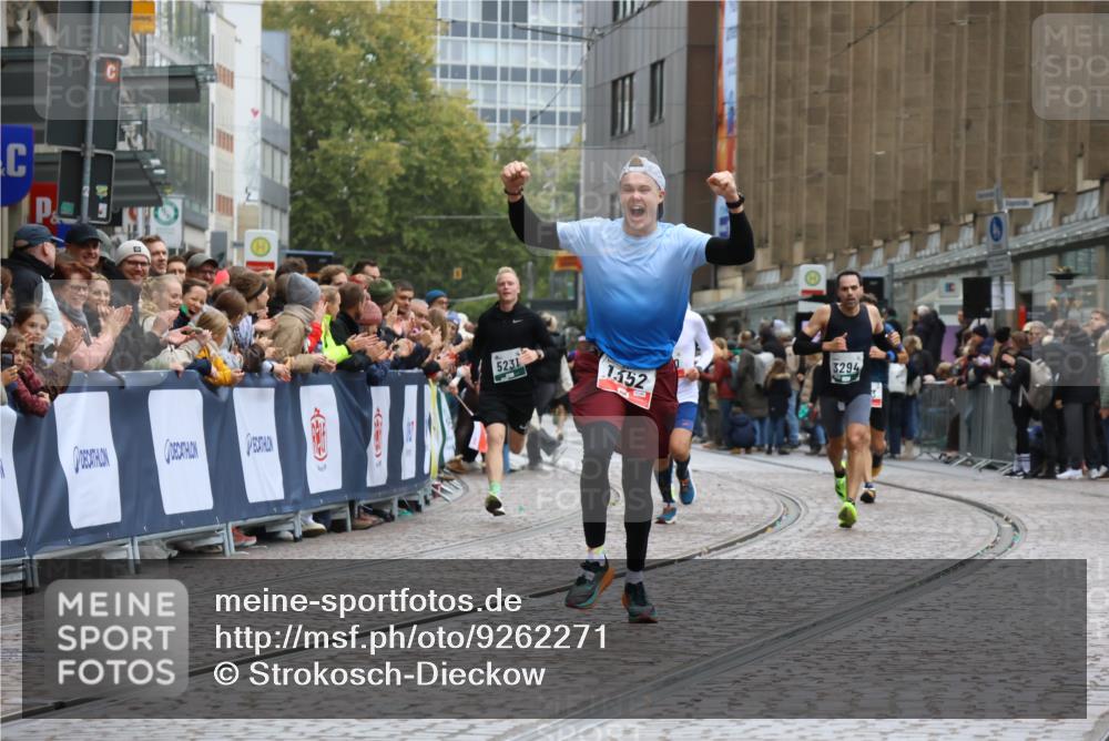 05.10.2025 - 20. swb-Marathon Bremen Strokosch-Dieckow http://msf.ph/oto/9262271 05.10.2025 12:58:07 Ziel 383, 1352, 1520, 3294, 5231 meine-sportfotos.de