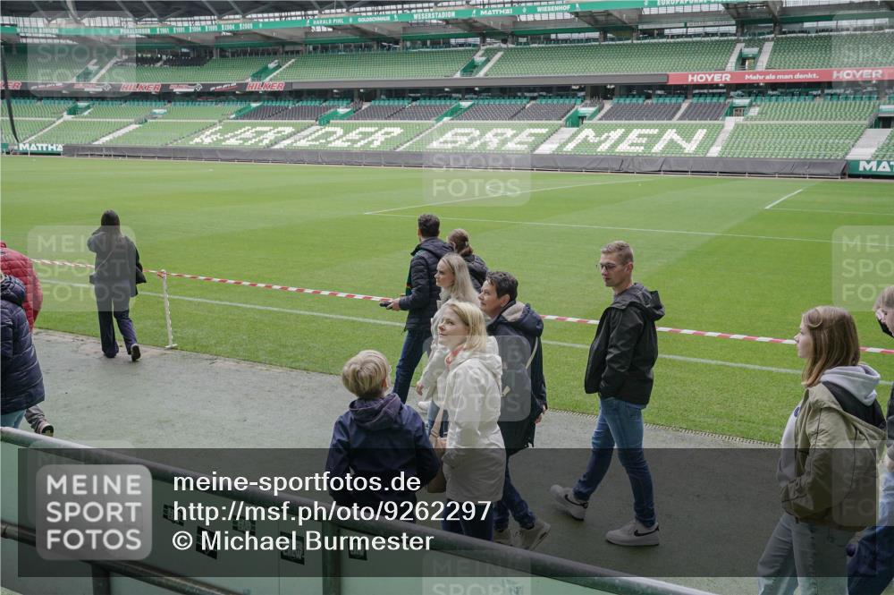 05.10.2025 - 20. swb-Marathon Bremen Michael Burmester http://msf.ph/oto/9262297 05.10.2025 11:29:14 Laufen im Stadion  meine-sportfotos.de