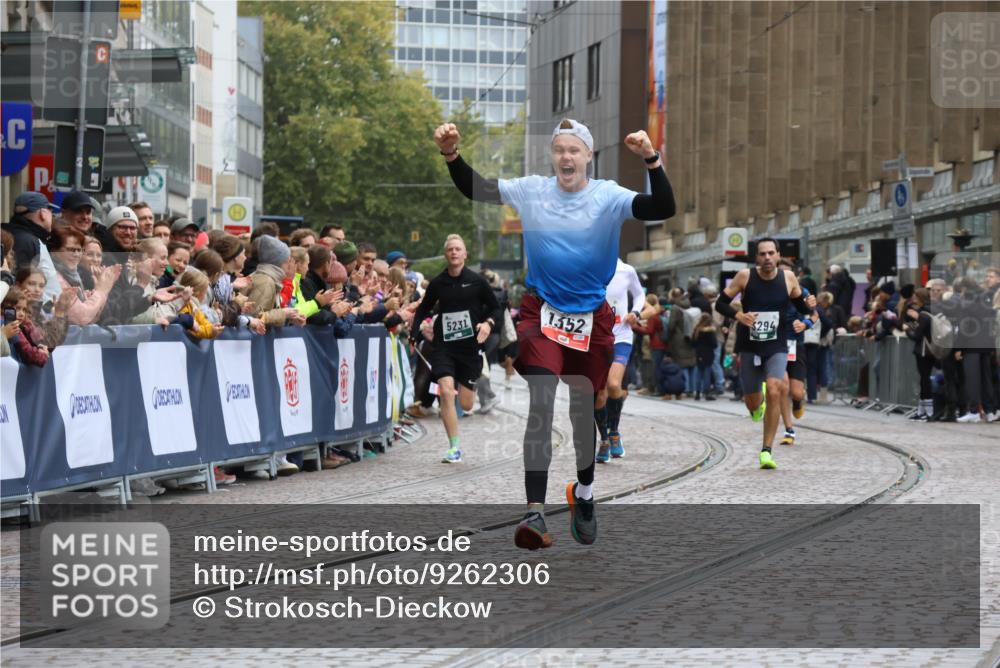 05.10.2025 - 20. swb-Marathon Bremen Strokosch-Dieckow http://msf.ph/oto/9262306 05.10.2025 12:58:08 Ziel 383, 1352, 1520, 3294, 5231 meine-sportfotos.de