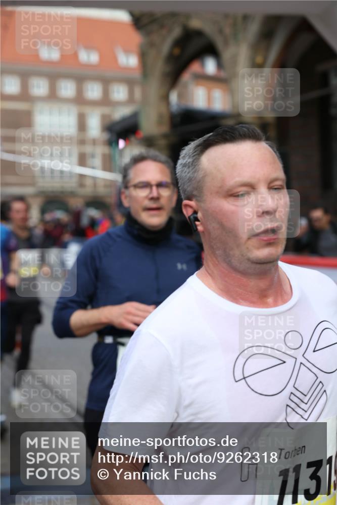 05.10.2025 - 20. swb-Marathon Bremen Yannick Fuchs http://msf.ph/oto/9262318 05.10.2025 10:49:32 Ziel 9206, 9233, 9435, 9555, 9708, 10118, 10381, 10519, 10673, 10715, 10735, 11319, 11487, 11598, 11672 meine-sportfotos.de