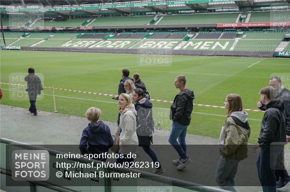 05.10.2025 - 20. swb-Marathon Bremen Michael Burmester http://msf.ph/oto/9262319 05.10.2025 11:29:14 Laufen im Stadion  meine-sportfotos.de