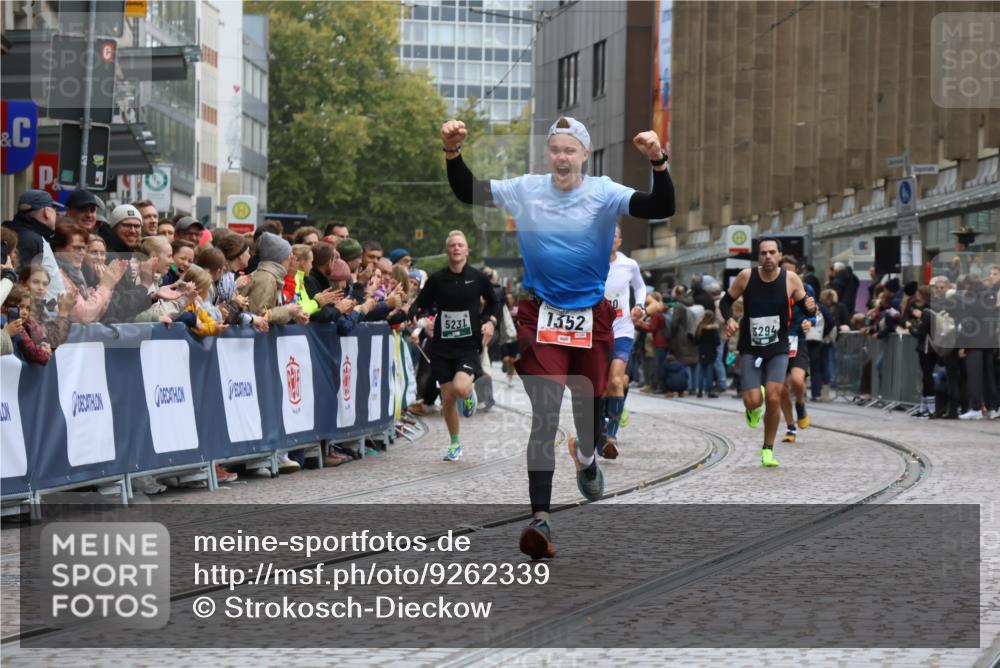05.10.2025 - 20. swb-Marathon Bremen Strokosch-Dieckow http://msf.ph/oto/9262339 05.10.2025 12:58:08 Ziel 383, 1352, 1520, 3294, 5231 meine-sportfotos.de