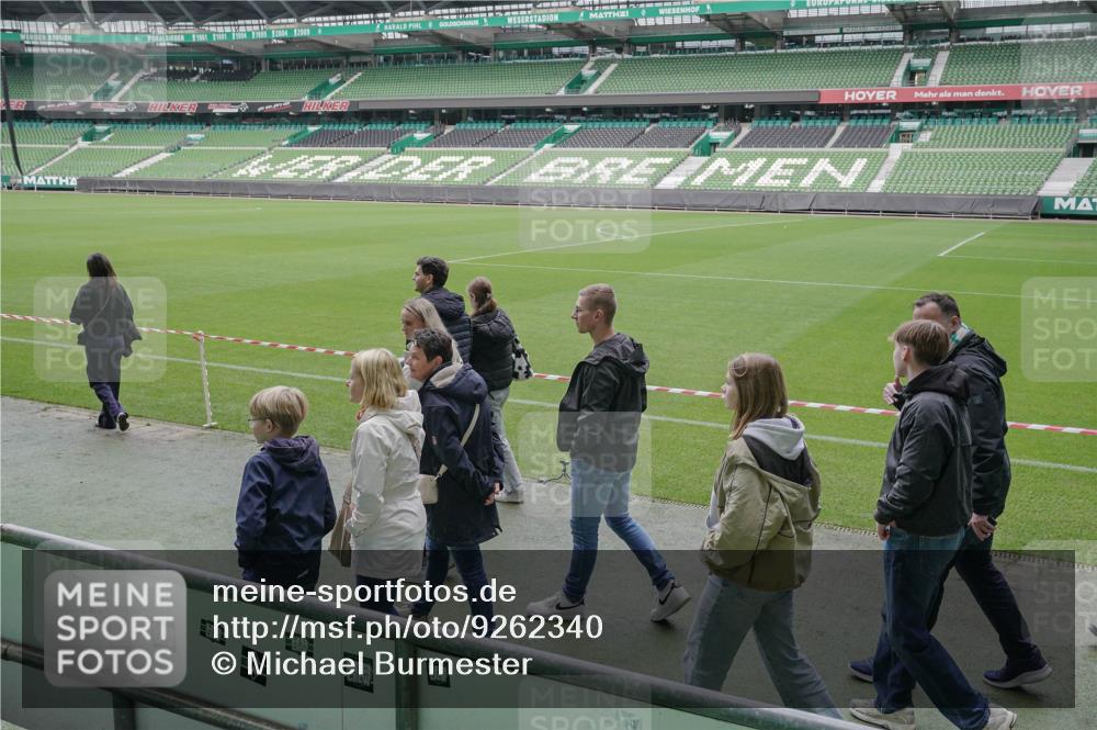 05.10.2025 - 20. swb-Marathon Bremen Michael Burmester http://msf.ph/oto/9262340 05.10.2025 11:29:15 Laufen im Stadion  meine-sportfotos.de