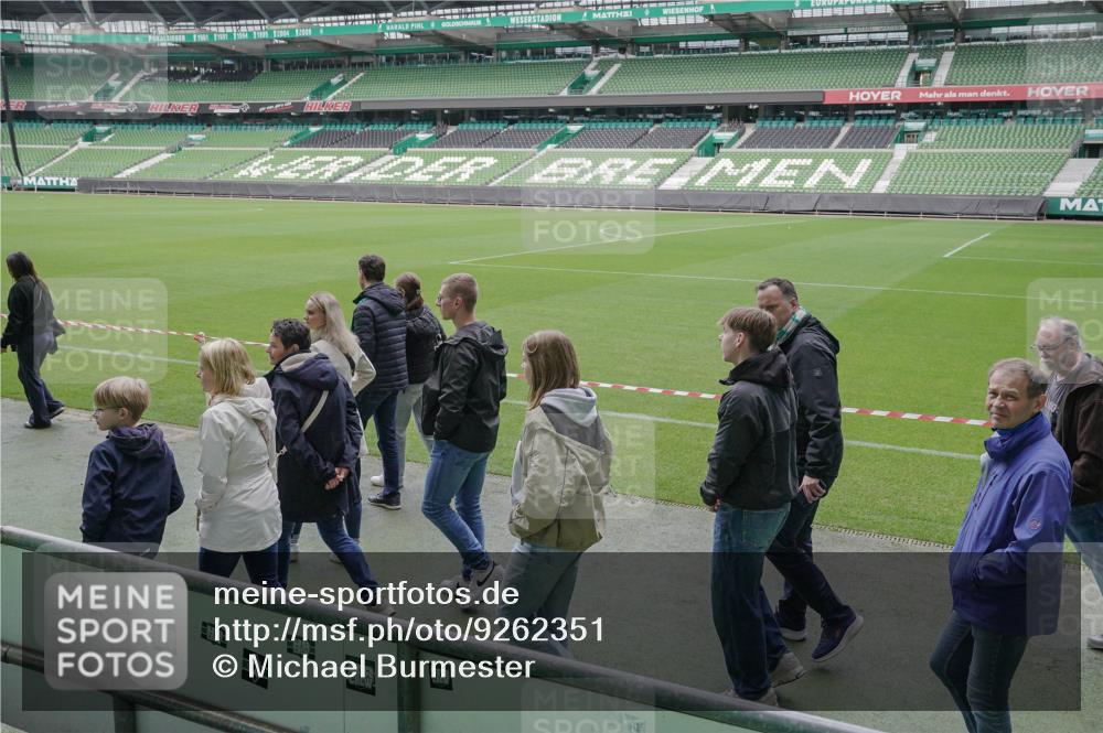 05.10.2025 - 20. swb-Marathon Bremen Michael Burmester http://msf.ph/oto/9262351 05.10.2025 11:29:16 Laufen im Stadion  meine-sportfotos.de
