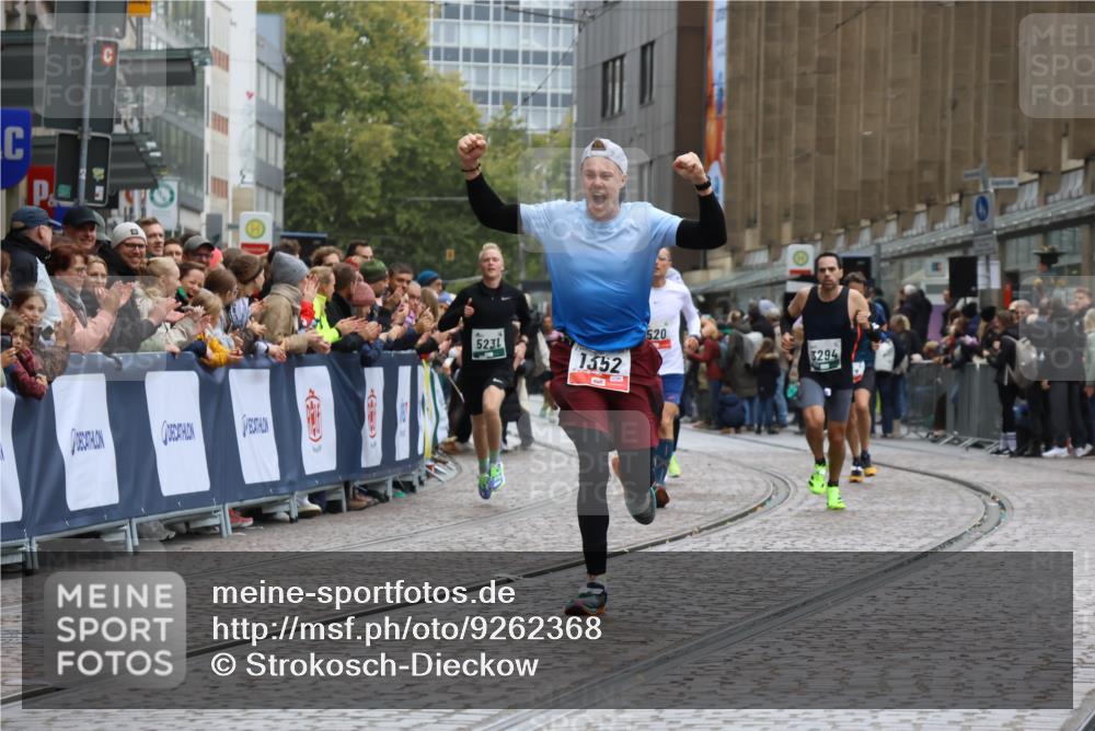 05.10.2025 - 20. swb-Marathon Bremen Strokosch-Dieckow http://msf.ph/oto/9262368 05.10.2025 12:58:08 Ziel 383, 1352, 1520, 3294, 5231 meine-sportfotos.de