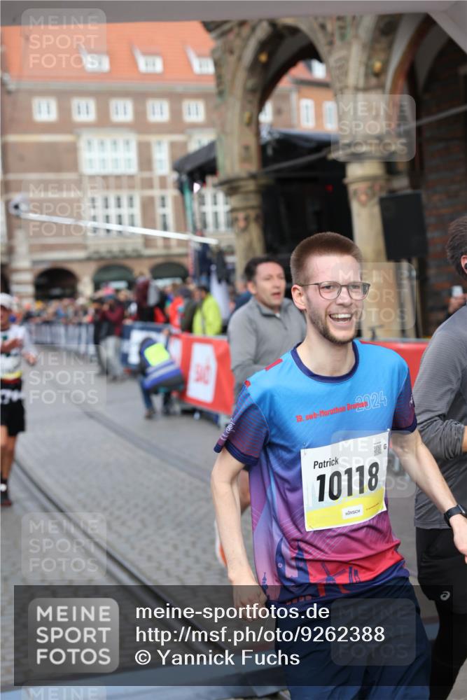 05.10.2025 - 20. swb-Marathon Bremen Yannick Fuchs http://msf.ph/oto/9262388 05.10.2025 10:49:33 Ziel 9206, 9233, 9435, 9555, 9708, 10118, 10381, 10519, 10673, 10735, 11319, 11487, 11598, 11672 meine-sportfotos.de