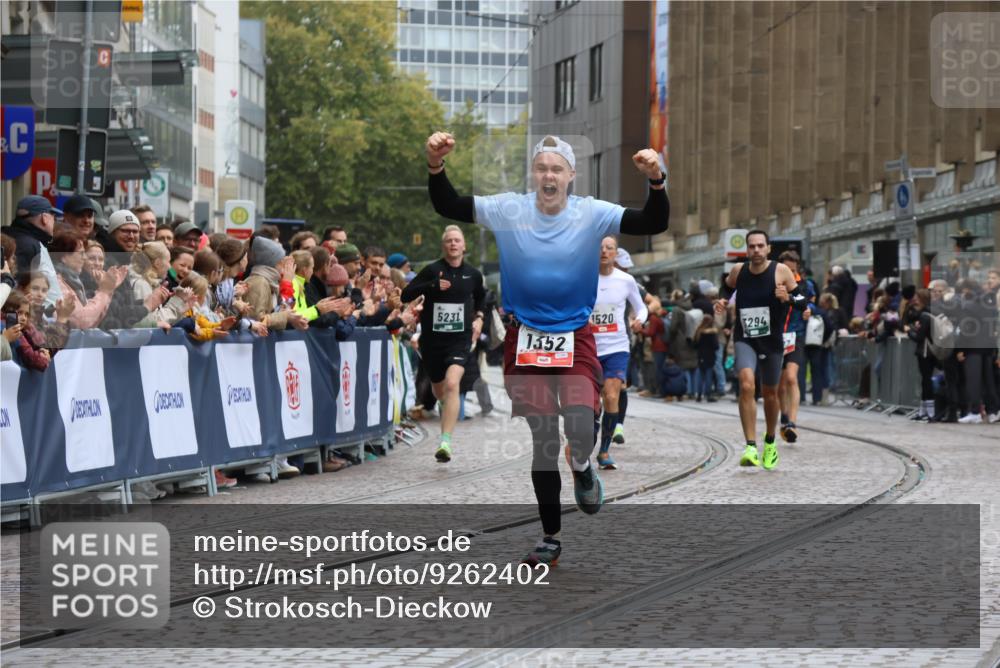 05.10.2025 - 20. swb-Marathon Bremen Strokosch-Dieckow http://msf.ph/oto/9262402 05.10.2025 12:58:08 Ziel 383, 1352, 1520, 3294, 5231 meine-sportfotos.de