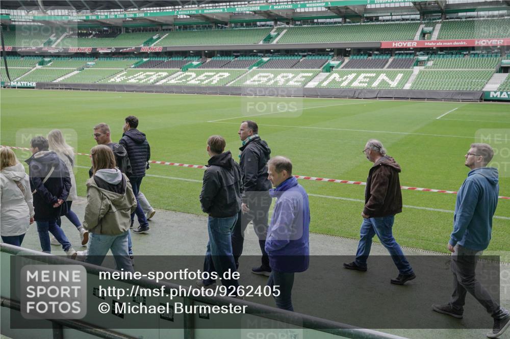 05.10.2025 - 20. swb-Marathon Bremen Michael Burmester http://msf.ph/oto/9262405 05.10.2025 11:29:17 Laufen im Stadion  meine-sportfotos.de