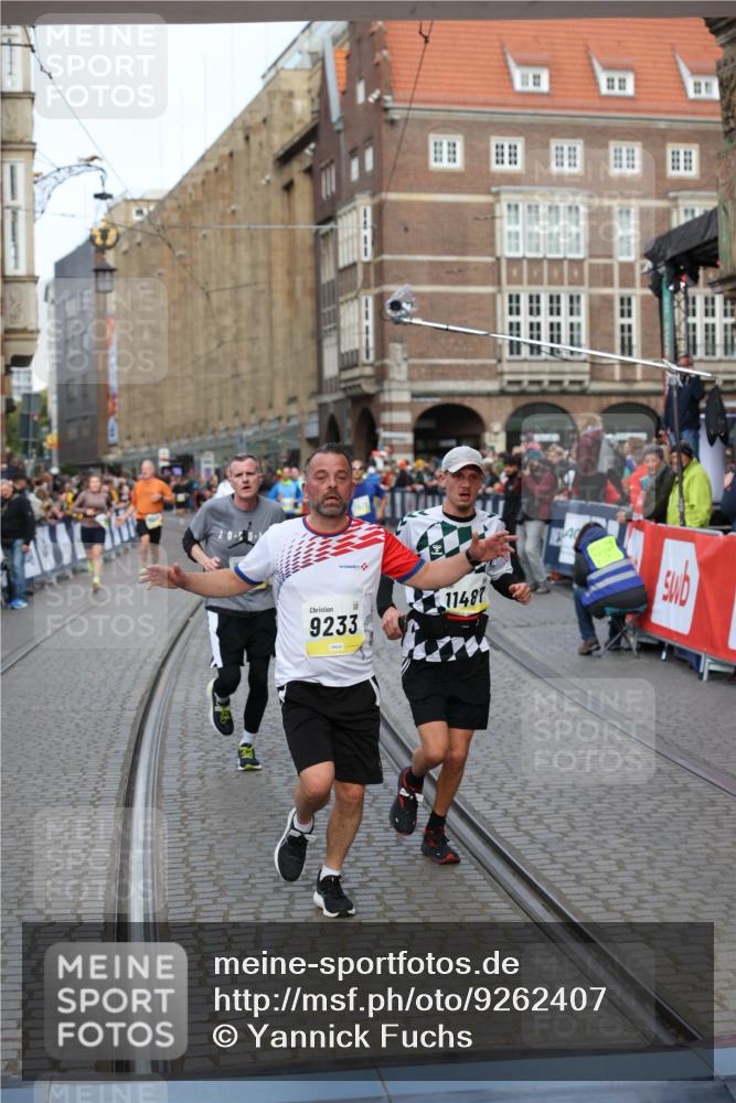 05.10.2025 - 20. swb-Marathon Bremen Yannick Fuchs http://msf.ph/oto/9262407 05.10.2025 10:49:34 Ziel 9206, 9233, 9435, 9555, 9708, 10118, 10381, 10519, 10673, 10735, 11319, 11487, 11598, 11672 meine-sportfotos.de