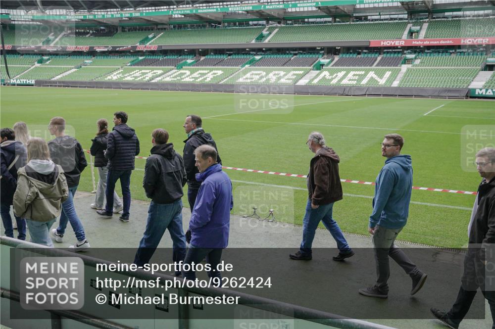 05.10.2025 - 20. swb-Marathon Bremen Michael Burmester http://msf.ph/oto/9262424 05.10.2025 11:29:18 Laufen im Stadion  meine-sportfotos.de