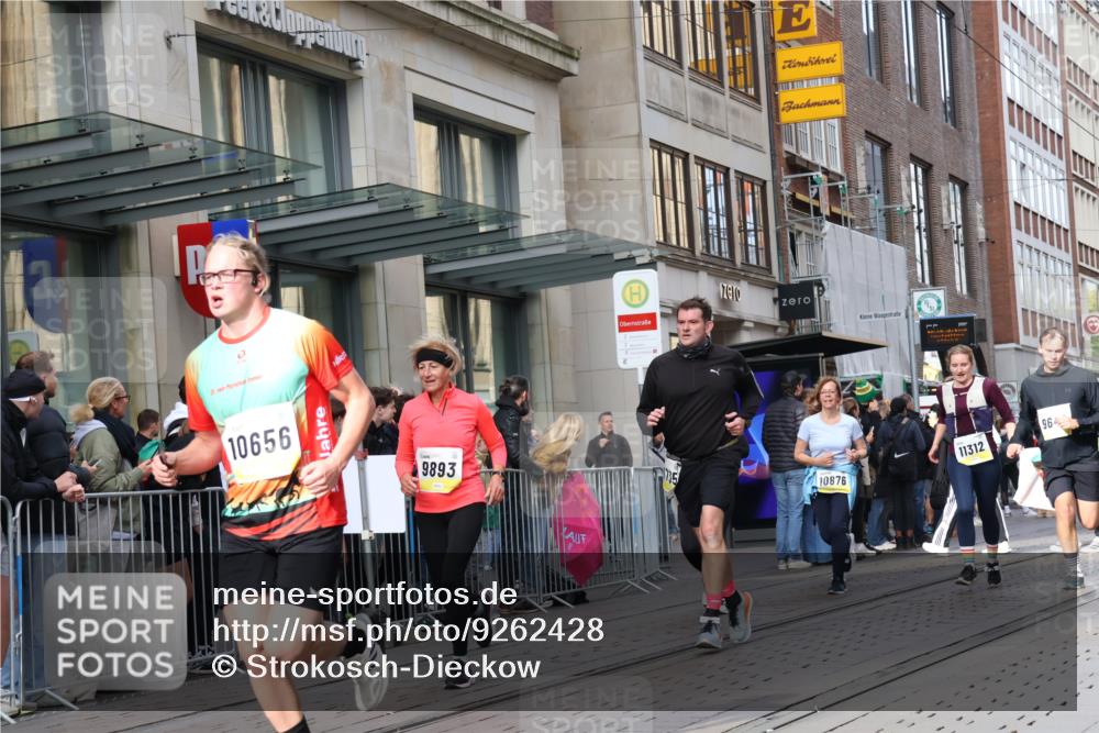 05.10.2025 - 20. swb-Marathon Bremen Strokosch-Dieckow http://msf.ph/oto/9262428 05.10.2025 11:02:36 Ziel 9229, 9300, 9331, 9360, 9516, 9593, 9644, 9661, 9662, 9846, 9893, 10129, 10167, 10185, 10207, 10530, 10656, 10734, 10777, 10803, 10804, 10876, 10940, 11087, 11193, 11312, 11376, 11504, 11576, 11667, 11668, 11682, 11735, 9229, 9300, 9331, 9360, 9516, 9593, 9644, 9661, 9662, 9846, 9893, 10129, 10167, 10185, 10207, 10530, 10656, 10734, 10777, 10803, 10804, 10876, 10940, 11087, 11193, 11312, 11376, 11504, 11682, 11735 meine-sportfotos.de