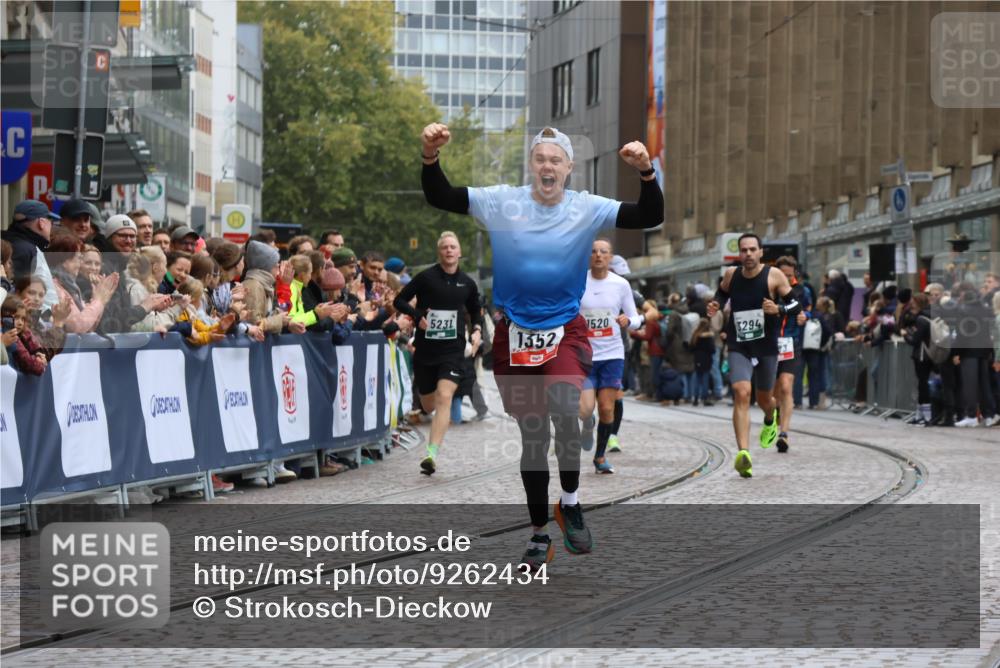 05.10.2025 - 20. swb-Marathon Bremen Strokosch-Dieckow http://msf.ph/oto/9262434 05.10.2025 12:58:08 Ziel 383, 1352, 1520, 3294, 5231 meine-sportfotos.de