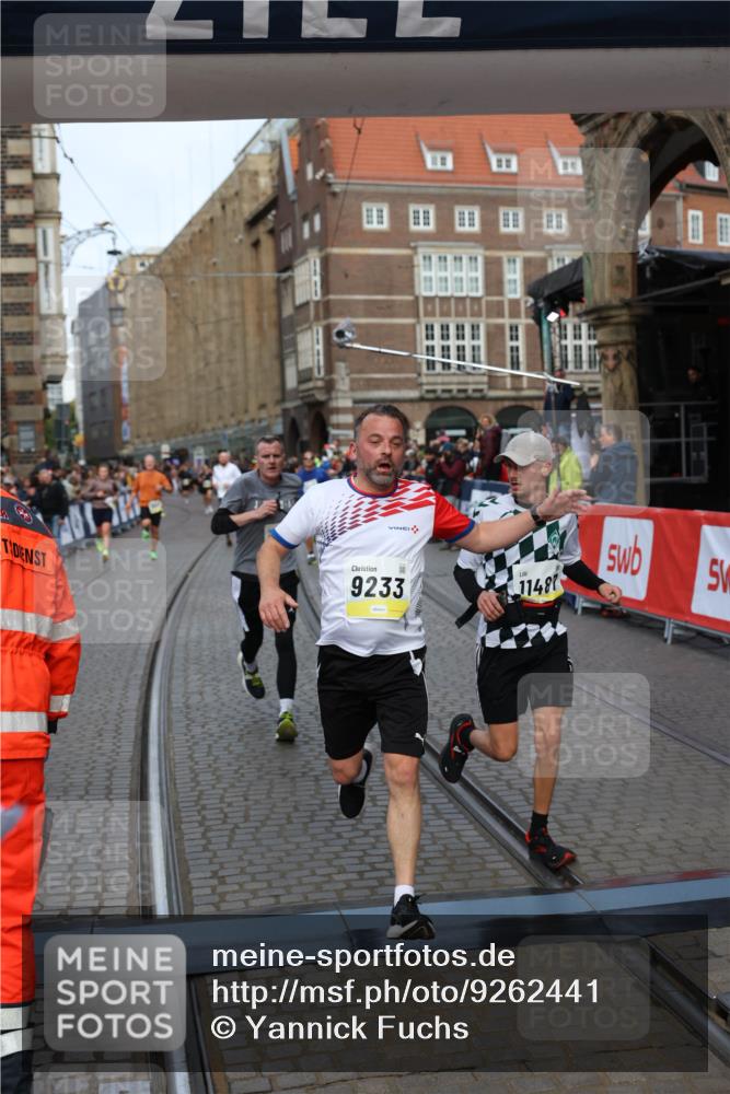 05.10.2025 - 20. swb-Marathon Bremen Yannick Fuchs http://msf.ph/oto/9262441 05.10.2025 10:49:34 Ziel 9206, 9233, 9435, 9555, 9708, 10118, 10381, 10519, 10673, 10735, 11319, 11487, 11598, 11672 meine-sportfotos.de