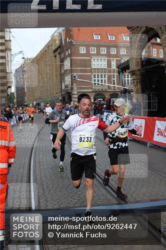 05.10.2025 - 20. swb-Marathon Bremen Yannick Fuchs http://msf.ph/oto/9262447 05.10.2025 10:49:35 Ziel 9206, 9233, 9435, 9555, 9708, 10118, 10381, 10519, 10673, 11319, 11487, 11598, 11672 meine-sportfotos.de