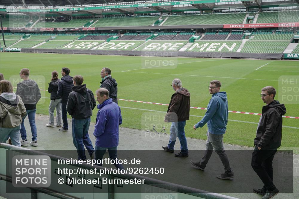 05.10.2025 - 20. swb-Marathon Bremen Michael Burmester http://msf.ph/oto/9262450 05.10.2025 11:29:18 Laufen im Stadion  meine-sportfotos.de