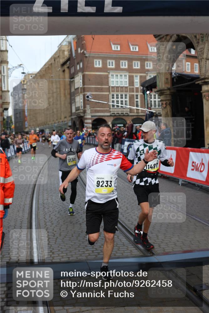 05.10.2025 - 20. swb-Marathon Bremen Yannick Fuchs http://msf.ph/oto/9262458 05.10.2025 10:49:35 Ziel 9206, 9233, 9435, 9555, 9708, 10118, 10381, 10519, 10673, 11319, 11487, 11598, 11672 meine-sportfotos.de