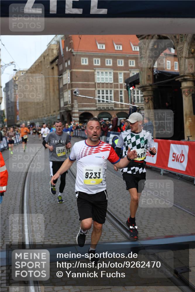 05.10.2025 - 20. swb-Marathon Bremen Yannick Fuchs http://msf.ph/oto/9262470 05.10.2025 10:49:35 Ziel 9206, 9233, 9435, 9555, 9708, 10118, 10381, 10519, 10673, 11319, 11487, 11598, 11672 meine-sportfotos.de