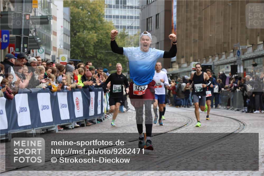 05.10.2025 - 20. swb-Marathon Bremen Strokosch-Dieckow http://msf.ph/oto/9262471 05.10.2025 12:58:08 Ziel 383, 1352, 1520, 3294, 5231 meine-sportfotos.de